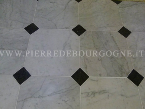 Cabochon flooring in Carrara Marble Cabochon flooring in Carrara Marble